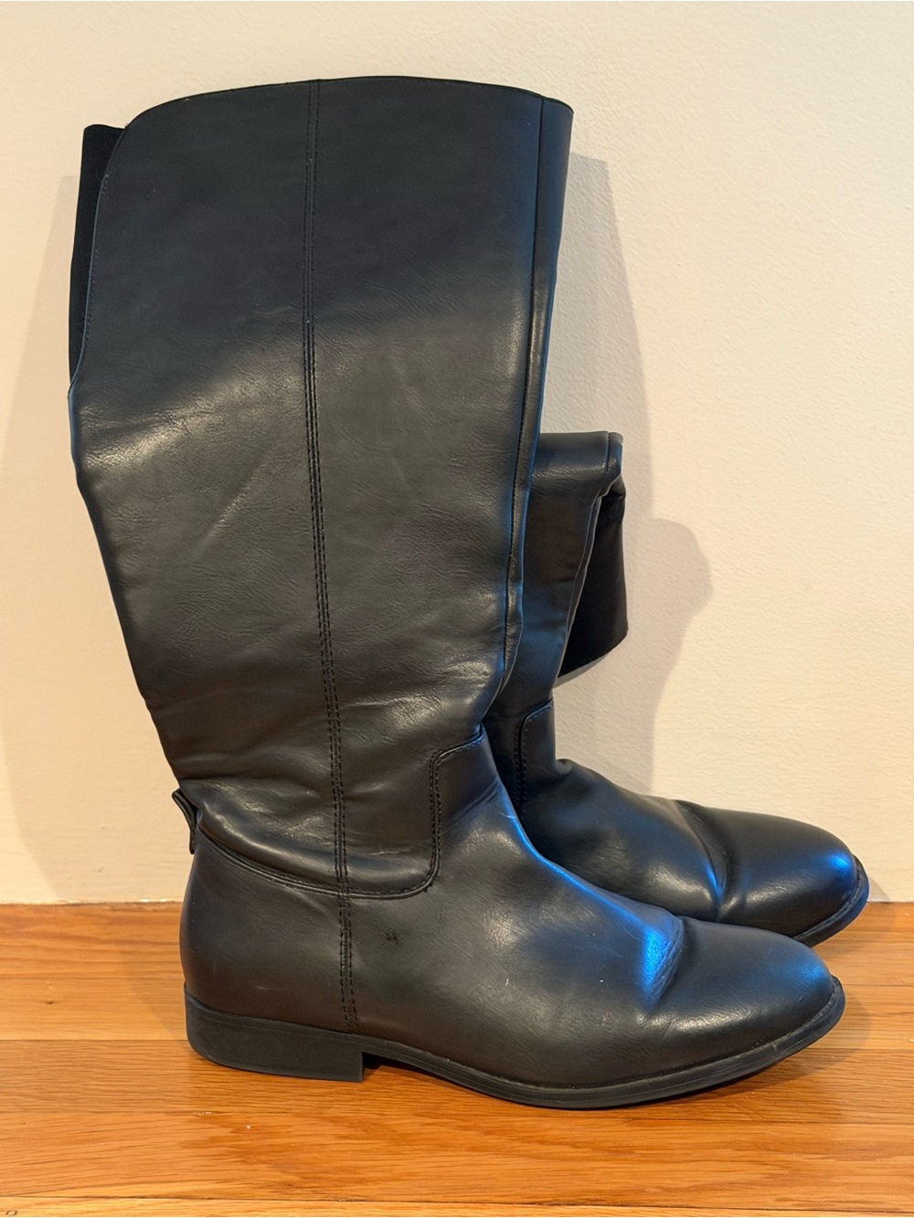 Classic Black Knee-High Leather Boots - Women's